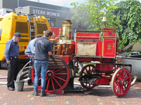 844101 Afbeelding van een antieke stoombrandspuit, geparkeerd op de Meerndijk te De Meern (gemeente Utrecht), ter ...